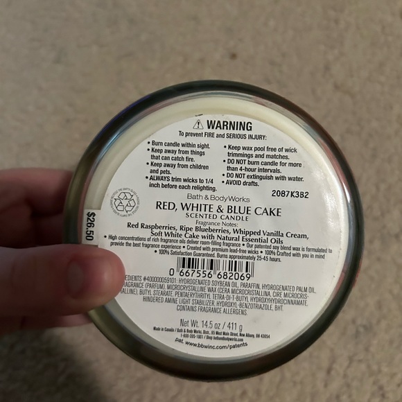 NEW Bath and Body Works Red, White & Blue Cake 3-Wick Candle - Picture 2 of 4